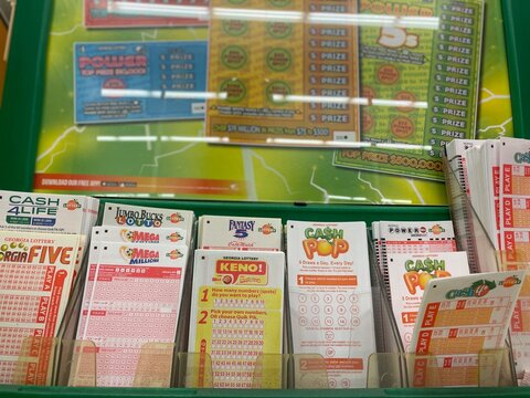 幸运彩票与奖杯